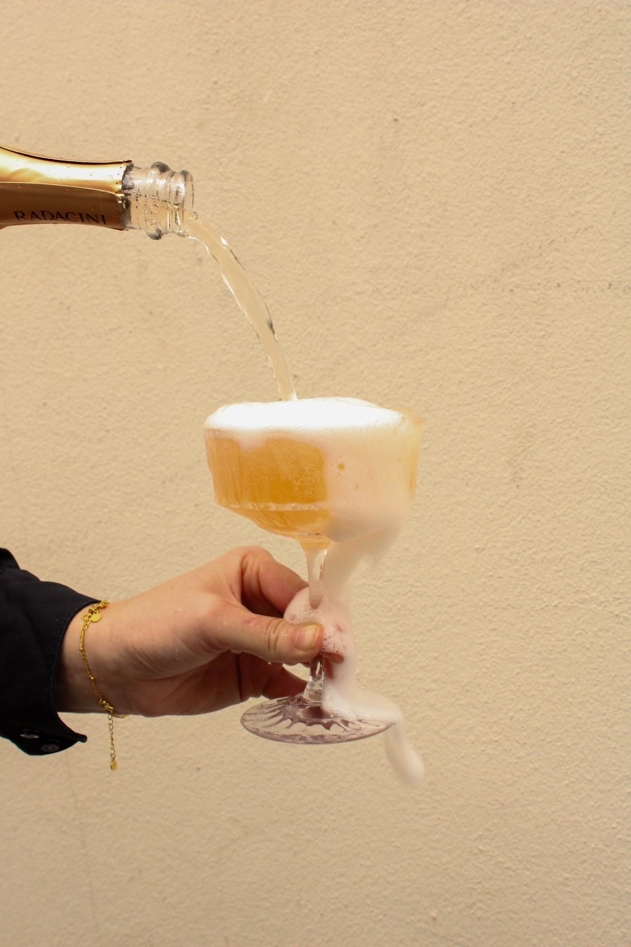 Cava wordt in een coupe geschonken