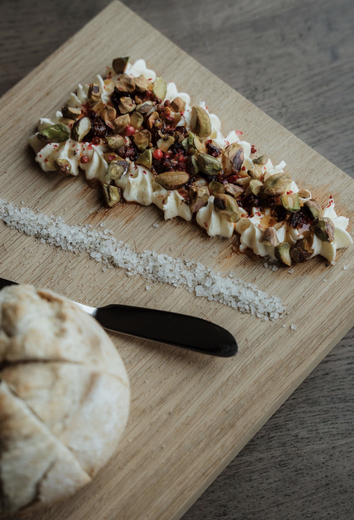 Boursin plank met pistache, honing en zeezout