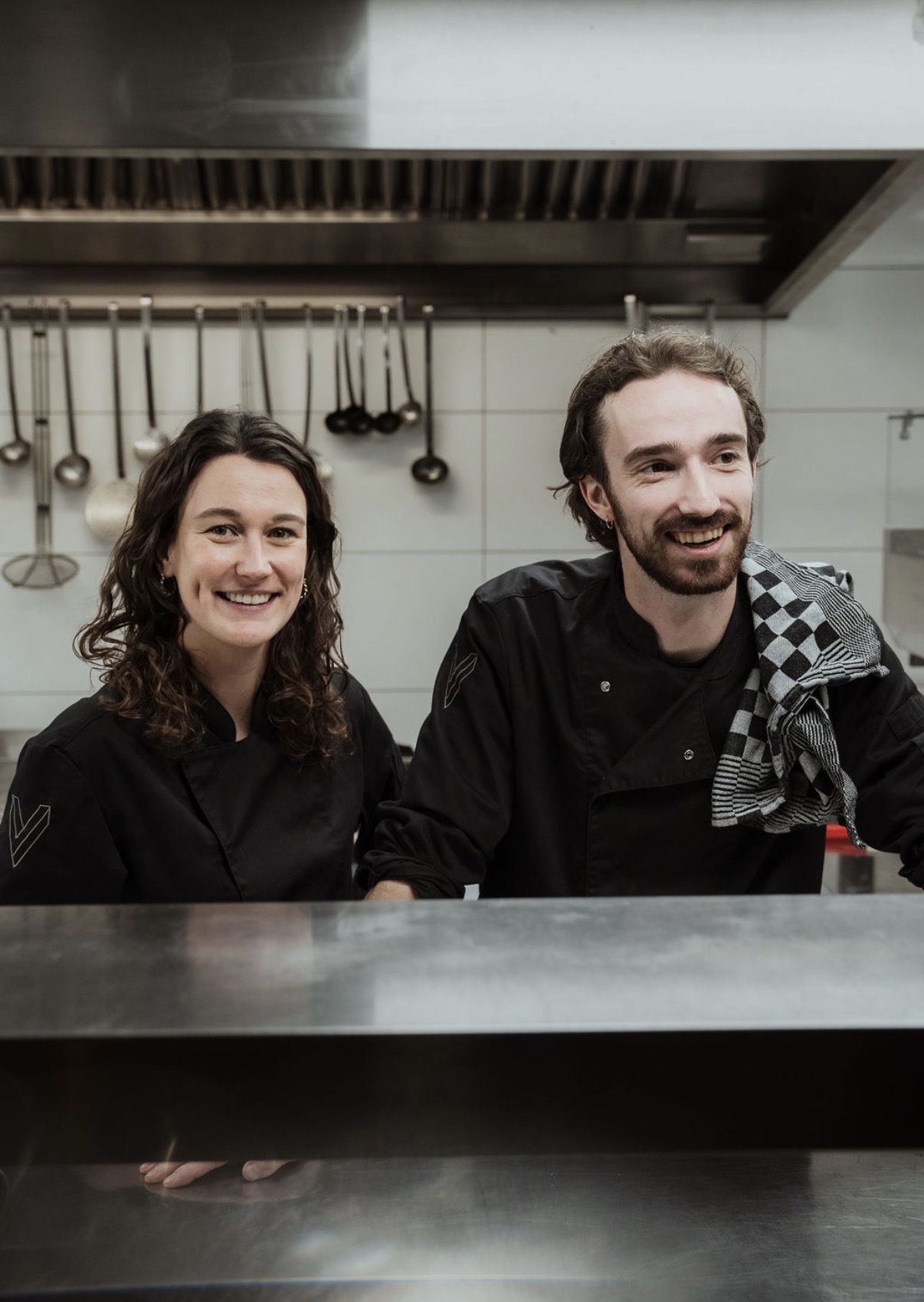 Borden en glaswerk in de keuken van Veemarktplein